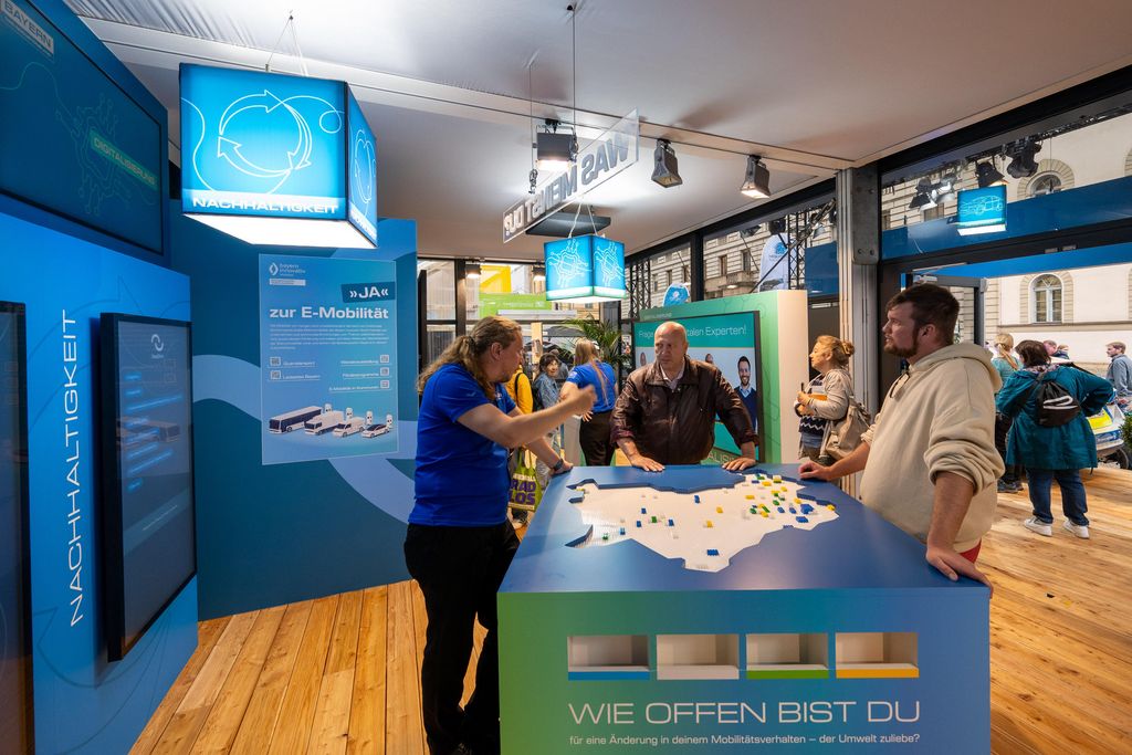 IAA 2025: Impressionen vom OpenSpace-Messestand des Bayerischen Wirtschaftsministeriums