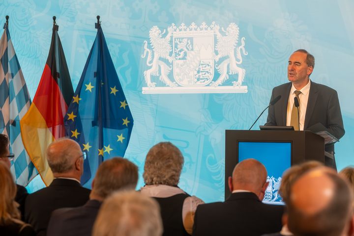 Bayerns Wirtschaftsminister Hubert Aiwanger verleiht die Staatsmedaille für besondere Verdienste um die bayerische Wirtschaft.