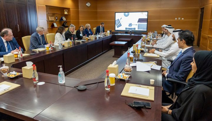 Bayerns Wirtschaftsstaatssekretär Roland Weigert zu Gesprächen bei Staatssekretär Sharif Salim Al Olama im Ministerium für Energie und Infrastruktur.