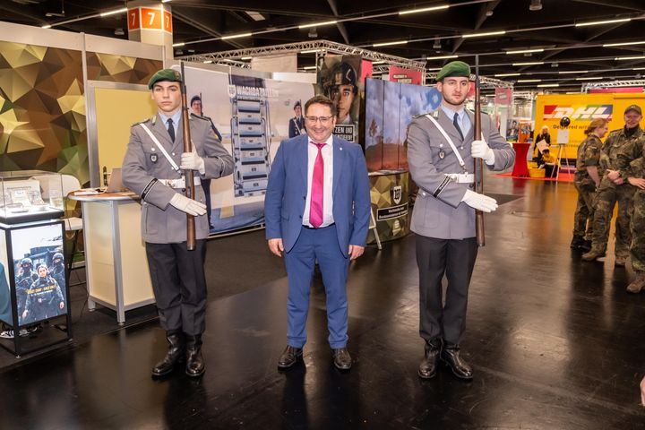 TDG20251208_Gotthardt_591 Bayerns Wirtschaftsstaatssekretär Tobias Gotthardt besucht die Berufsbildungsmesse in Nürnberg.