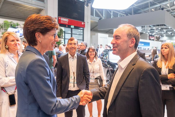 Bayerns Wirtschaftsminister Hubert Aiwanger besucht die IAA MOBILITY 2023.