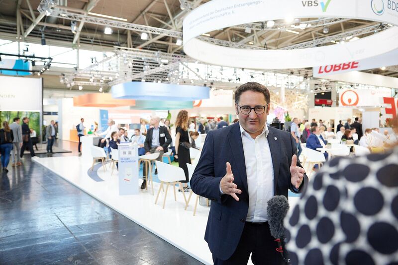 Bayerns Wirtschaftsstaatssekretär Tobias Gotthardt besucht die IFAT Munich 2024.