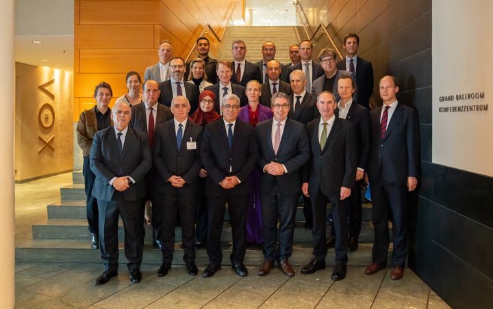 Bayerns Wirtschaftsminister Hubert Aiwanger mit den Konferenzteilnehmern in Berlin. Foto: Bastian Brummer/StMWi