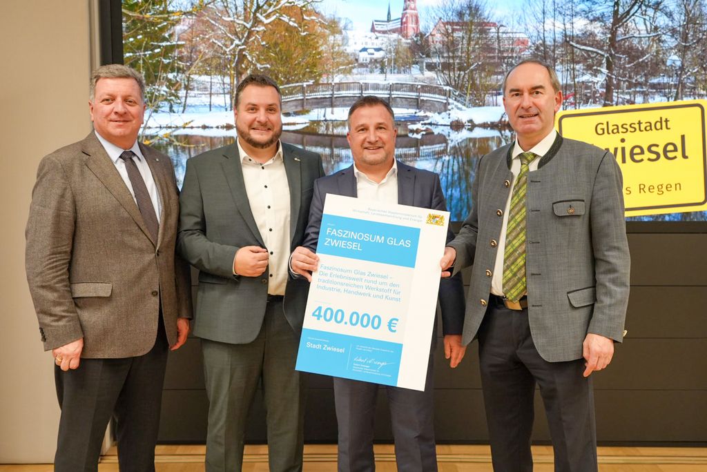 Wirtschaftsminister Hubert Aiwanger übergibt die Förderurkunde für das Faszinosum Zwiesel. v.l.n.r. Staatsminister Christian Bernreiter, Daniel Graßl (Stv. Landrat Regen), Karl-Heinz Eppinger (Bürgermeister Stadt Zwiesel) und Wirtschaftsminister Hubert Aiwanger. Foto: StMWi.