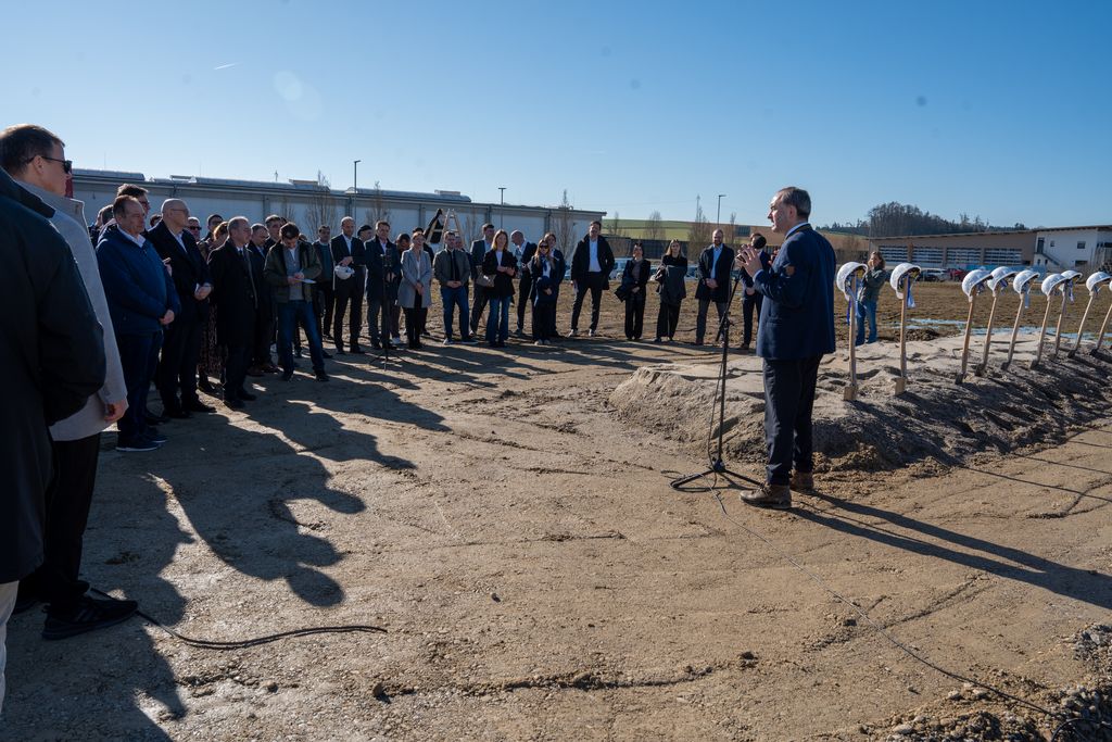 Wirtschaftsminister Hubert Aiwanger beim seiner Rede zum Spatenstich des Rechenzentrums Dorfen. 
Foto: StMWi