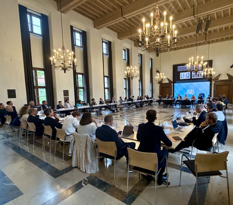 Beim runden Tisch zum Thema "Schutz der bayerischen Energieinfrastruktur" diskutierten mehr als 40 Vertreter der Energiewirtschaft, des Katastrophenschutzes, der kommunalen Spitzenverbände sowie der Sicherheits- und Verteidigungsindustrie. Foto: StMWi