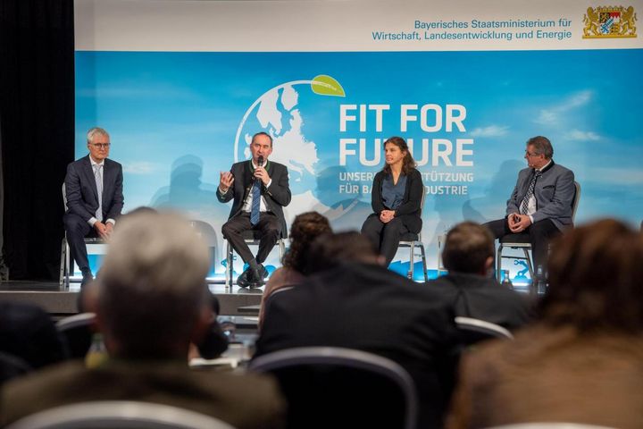 Von links: Moderator Klaus Peter Potthast (Bayerisches Wirtschaftsministerium), Wirtschaftsminister Hubert Aiwanger, Jutta Einfeldt von CARMEN e.V., Hotelier Andreas Brunner. Foto: A. Heddergott