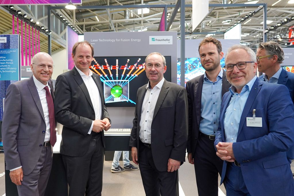 Am Stand der Fraunhofer-Gesellschaft ließ sich Wirtschaftsminister Aiwanger unter anderem die neuesten Entwicklungen in der Lasertechnik zeigen. 
Foto: StMWi