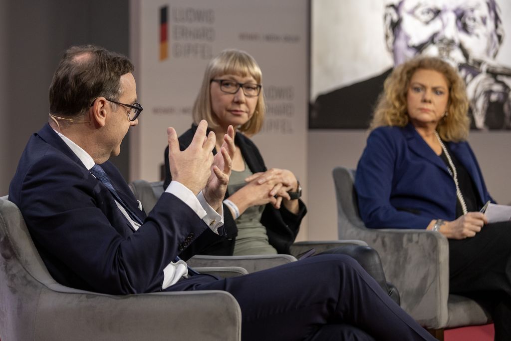 Teilnehmerinnen und Teilnehmer eines Diskussions-Panels