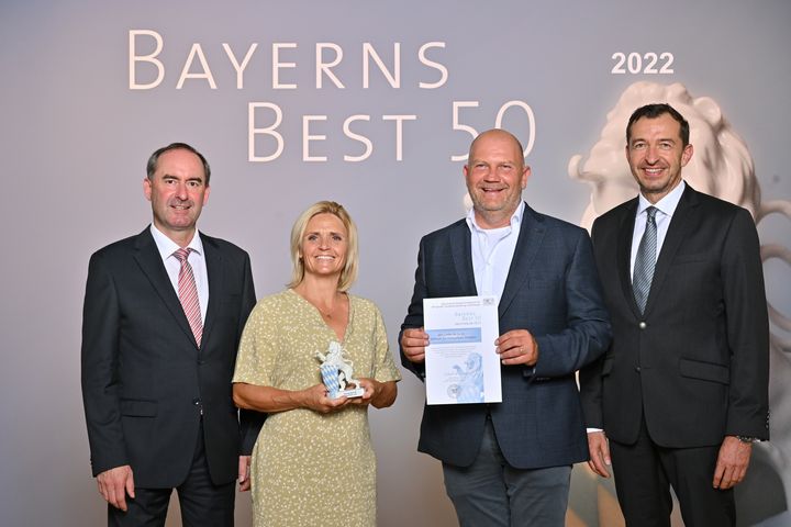 Bayerns Wirtschaftsminister Hubert Aiwanger (links) übergibt die Auszeichnung "Bayerns Best 50" an die BSH GmbH & Co. KG – Zentrum für erneuerbare Energien.
