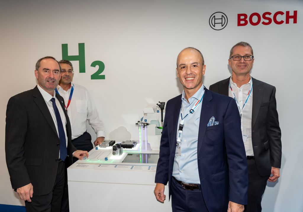 Wirtschaftsminister Hubert Aiwanger informierte sich bei Bosch Rexroth über Wasserstofflösungen. Foto: Elke Neureuther/StMWi