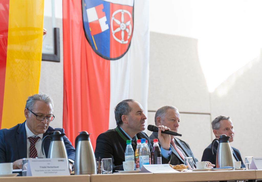 Bayerns Wirtschaftsminister Hubert Aiwanger wirbt bei der Verbandsversammlung für mehr Windkraft. (Foto: StMWi / E. Neureuther)