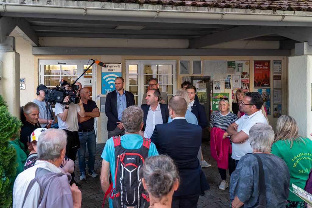 Wirtschaftsminister Hubert Aiwanger diskutiert mit Windkraftgegnern am Rande der Bürgerversammlung in Marktl. ©StMWi/Elke Neureuther