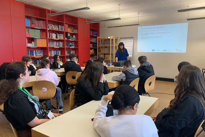 Schüler sitzen in einem Klassenraum.