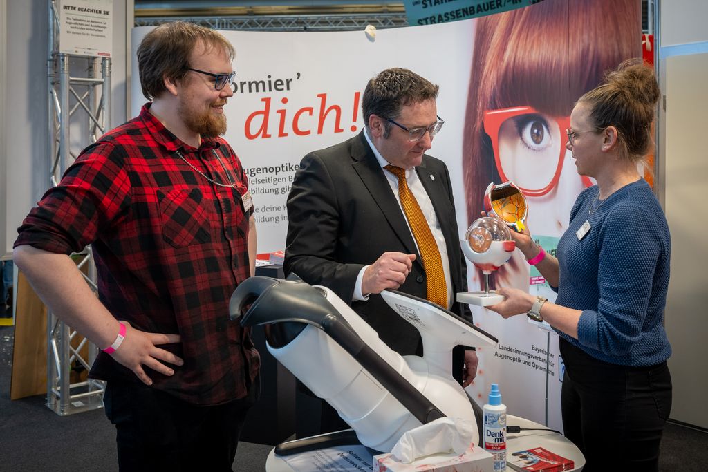 Bayerns Wirtschaftsstaatssekretär Tobias Gotthardt bei dem Messerundgang anlässlich der IHM 2026. 