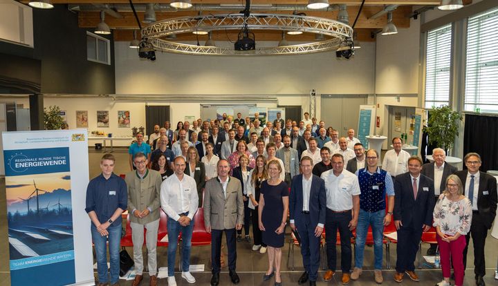 Bayerns Wirtschafts- und Energieminister Hubert Aiwanger hatte zum Regionalen Runden Tisch Energiewende nach Landshut geladen. 80 Akteure diskutierten über die Herausforderungen. Foto: Elke Neureuther/StMWi