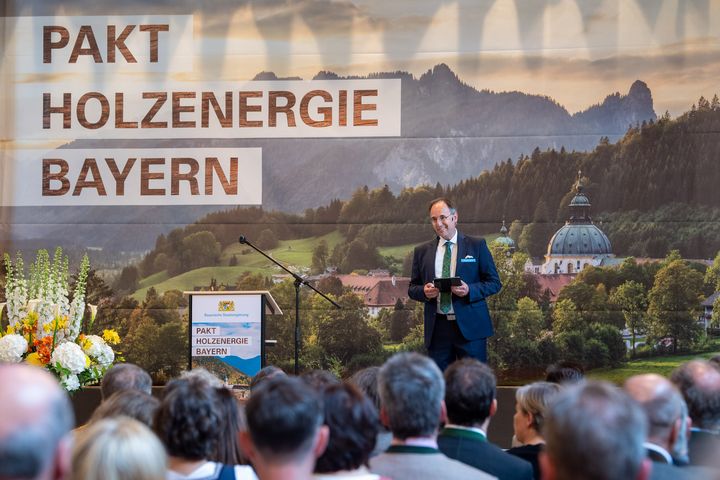 Impressionen der feierlichen Unterzeichnung des Pakts "Holzenergie Bayern". 