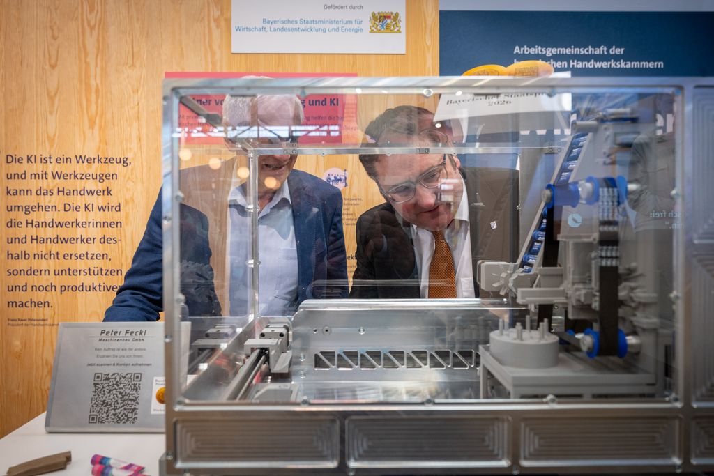 Bayerns Wirtschaftsstaatssekretär Tobias Gotthardt bei dem Messerundgang anlässlich der IHM 2026. 