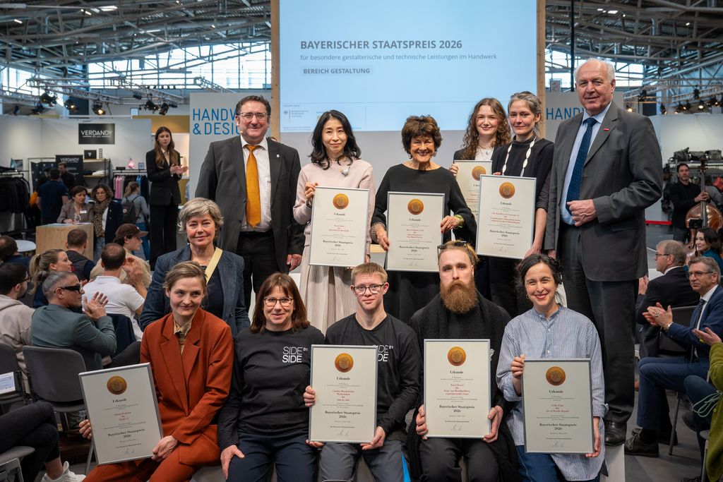 Bayerns Wirtschaftsstaatssekretär Tobias Gotthardt mit den Preisträgern der Bayerischen Staatspreise im Bereich Gestaltung. 