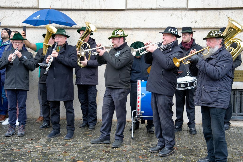 Der Bayerische Wirtschaftsminister Hubert Aiwanger begrüßt die Original Münchner Schäfflertanzgruppe. 