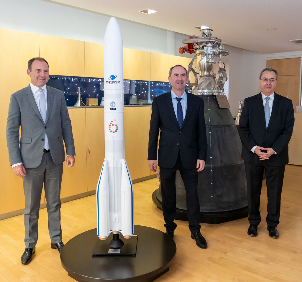 Austausch zwischen (v.l.n.r.) André-Hubert Roussel (CEO der ArianeGroup), Hubert Aiwanger (Bayer. Staatsminister für Wirtschaft, Landesentwicklung, Energie) und Pierre Godart (CEO der ArianeGroup GmbH Deutschland) über die europäischen Ariane6-Missionen. (Foto: StMWi / E. Neureuther)
