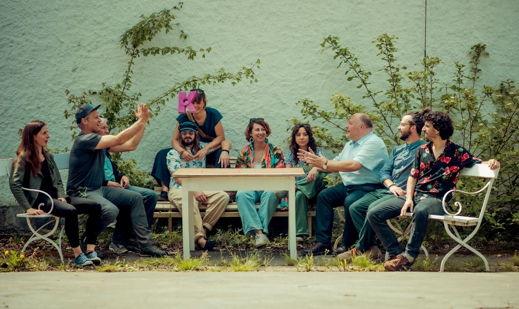 Das Team von Bergfried Kultur: Julia Willeitner, Markus Bauer, Severin B. Pfaud, Nicole Schmidt, Abena Bauer, Carolin Kühlmann, unbekannt, Quirin Würfl, Danilo Cabaluz. Bildquelle: Bayern Innovativ Gmbh/Berli Berlinski