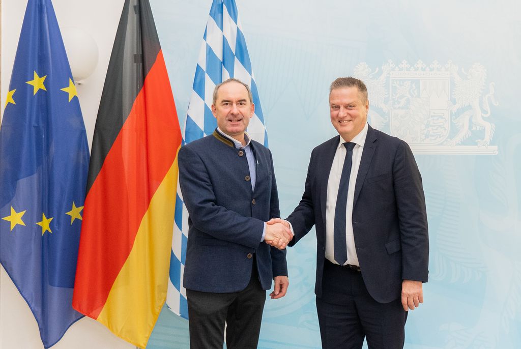 Martin Neumeyer bleibt Vorstandsvorsitzender der Bayerischen Staatsforsten. Der Aufsichtsrat hat seinen Vertrag verlängert. Bayerns Wirtschaftsminister und Aufsichtsratsvorsitzender Hubert Aiwanger begrüßt die Entscheidung. Foto: StMWi/Bastian Brummer