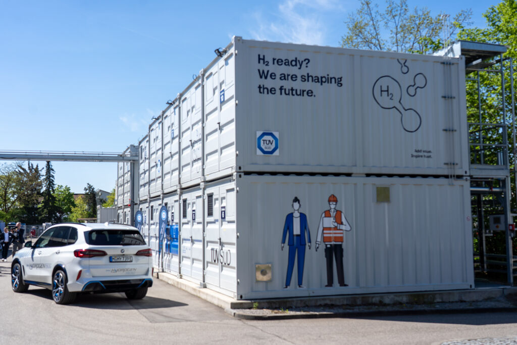 Das neue Prüflabor ermöglicht umfassende Prüf- und Zertifizierungsleistungen von Materialien über einzelne Komponenten bis hin zu kompletten Systemen.
Foto: StMWi