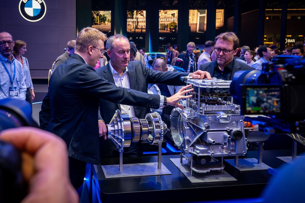 Impressionen des IAA Rundgangs mit Bayerns Wirtschaftsminister Hubert Aiwanger.