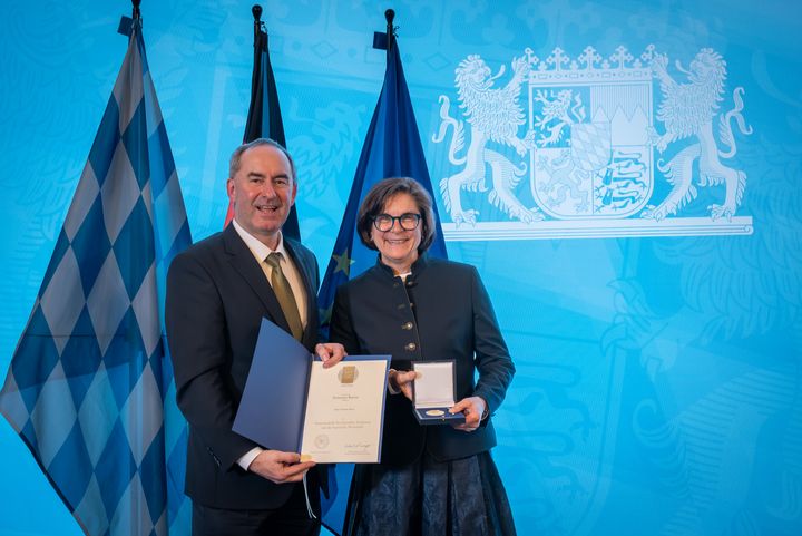 Bayerns Wirtschaftsminister Hubert Aiwanger verleiht die Staatsmedaille für besondere Verdienste um die bayerische Wirtschaft.