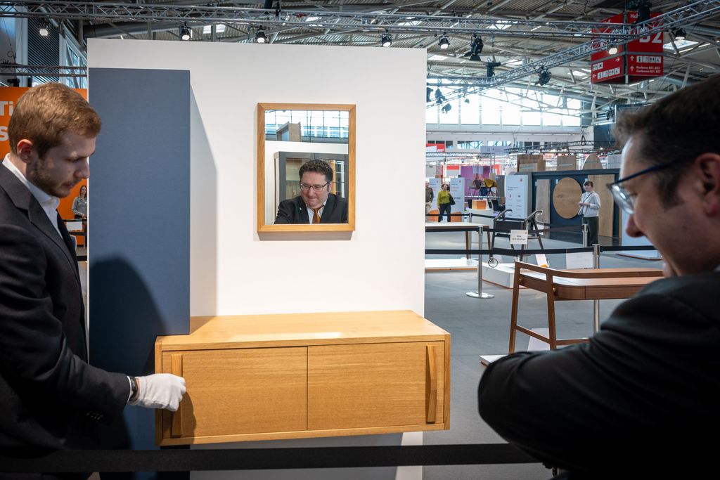 Bayerns Wirtschaftsstaatssekretär Tobias Gotthardt bei dem Messerundgang anlässlich der IHM 2026. 