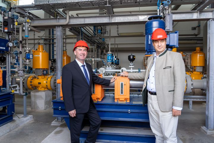 Ministerpräsident Dr. Markus Söder und Wirtschafts- und Energieminister Hubert Aiwanger besuchten am Donnerstag den Gasspeicher Wolfersberg.  Foto: © StMWi/E. Neureuther