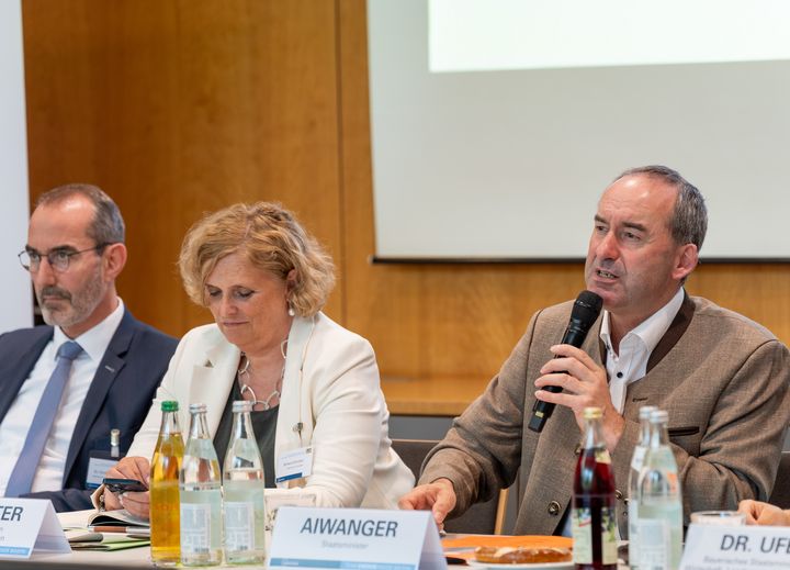 Bayerns Energieminister Hubert Aiwanger mit Schwabens Regierungspräsidentin, Frau Barbara Schretter (2. v. r.) und dem Präsidenten des Landesamts für Umwelt, Herrn Dr. Christian Mikulla (3. v. r.)
Bildquelle: StMWi / E. Neureuther