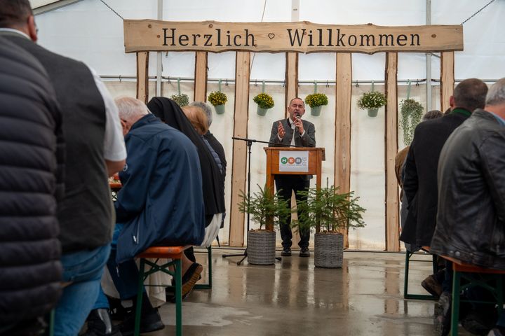 Bayerns Energieminister Hubert Aiwanger betonte in seiner Rede zum zehnjährigen Jubiläum der Firma Holz Energie Regio AG die Bedeutung von Holzenergie.
Foto: StMWi