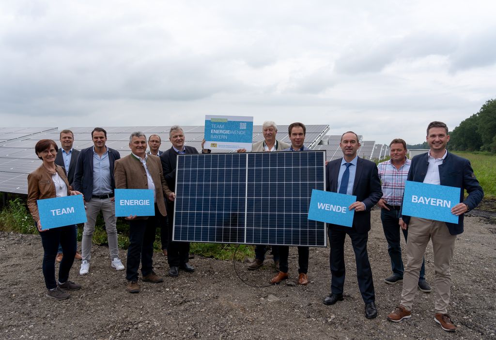 Fotos vom Besuch von Bayerns Wirtschaftsminister Aiwanger und Staatssekretär Weigert im Solarpark Schorndorf.