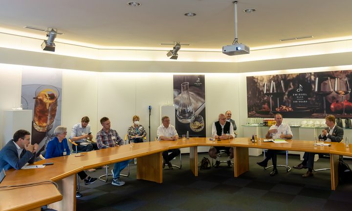 Wirtschaftsminister Hubert Aiwanger (2. von rechts) beim Gespräch mit der Bayerischen Glasindustrie in Zwiesel. Foto: StMWi/E. Neureuther