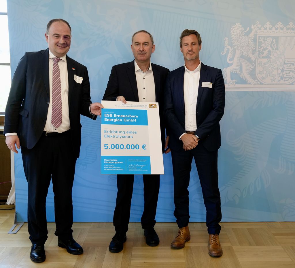 Wirtschaftsminister Hubert Aiwanger übergibt die Förderurkunde an ESB Erneuerbare Energien GmbH. Foto: StMWi.