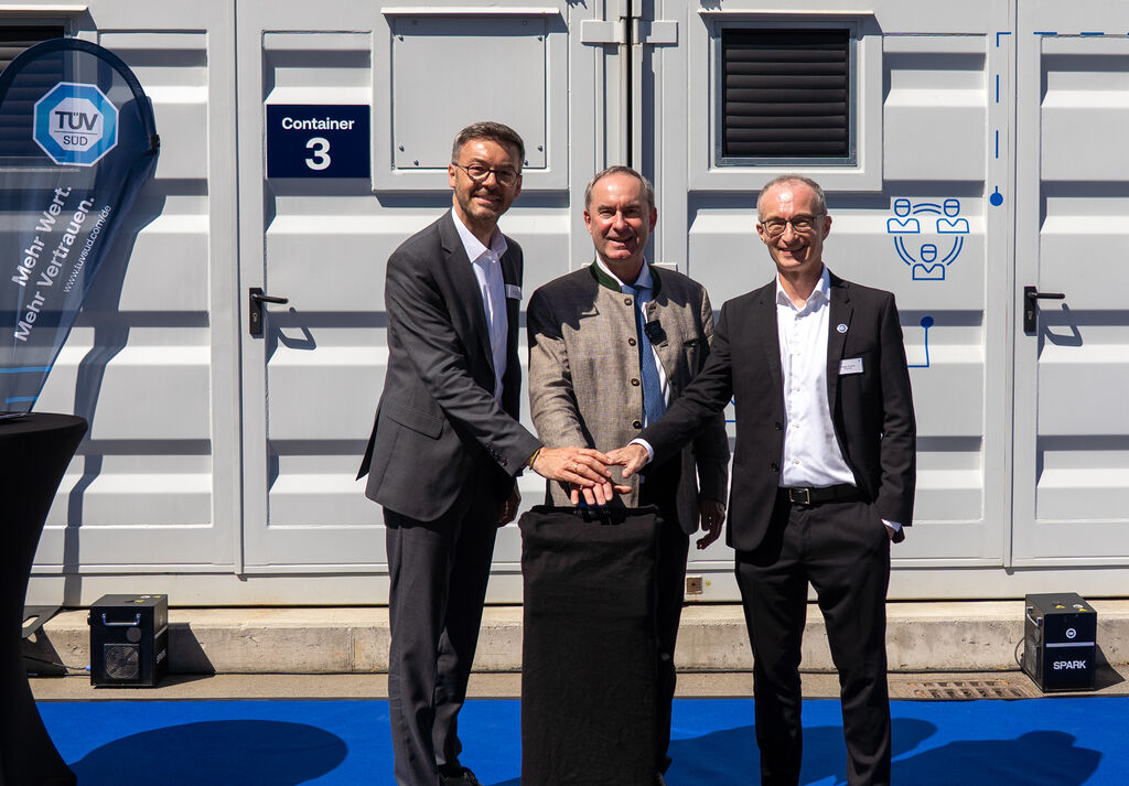 Bayerns Wirtschafts- und Energieminister gibt den Startschuss für das Wasserstoff-Prüflabor des TÜV Süd in Garching, gemeinsam mit Karl Meier (COO, TÜV Süd Product Service GmbH, links) und Holger Lindner (Divisionsleiter, TÜV Süd Product Service GmbH, rechts).
Foto: StMWi