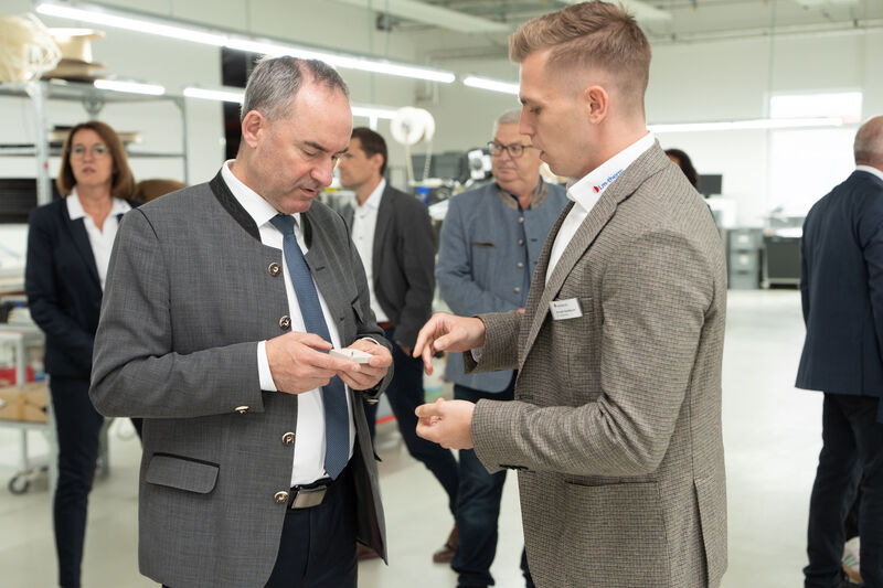 Bayerns Wirtschaftsminister Hubert Aiwanger beim Unternehmensbesuch der Lm-therm Elektrotechnik AG.
Foto: StMWi/B. Brummer