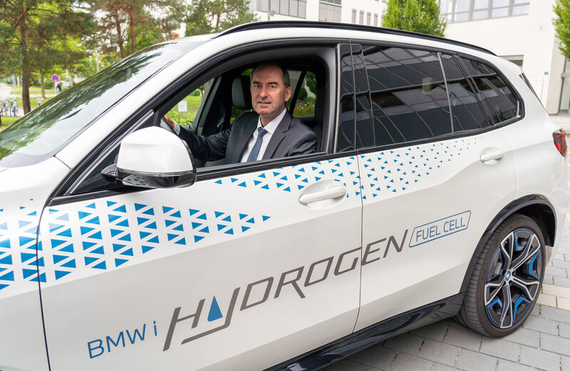 Wirtschaftsminister Hubert Aiwanger bei dem Produktionsstart des BMW iX5 Hydrogen im BMW Werk Garching