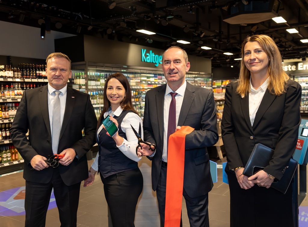 Bayerns Wirtschaftsminister Hubert Aiwanger eröffnet in München den ersten vollautonomen Supermarkt gemeinsam mit Peter Maly (COO REWE), Sarah Popovic (Marktmanagerin) und Elisabeth Promberger (Geschäftsleiterin Region Süd). (v.l.n.r. / Foto: StMWi / E. Neureuther)