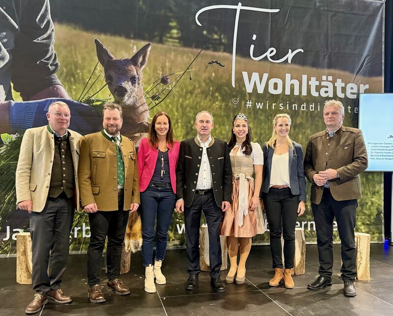 Podiumsdiskussion auf der Messe "Jagen und Fischen" in Augsburg (von links): BJV-Präsident Ernst Weidenbusch, WBV-Präsident Bernhard Breitsameter, Moderatorin Ursula Hoffmann, Staatsminister Hubert Aiwanger, Bayerns Jagdkönigin Diana Merkle, Jagd- und Wildtier-Expertin Dr. Martina Hudler und BJV-Vizepräsident Roland Weigert. Foto: StMWi