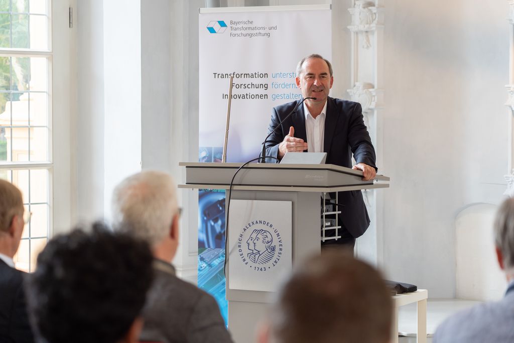 In seiner Rede betonte Bayerns Wirtschaftsminister Hubert Aiwanger das große Potenzial von Kleinstsatelliten für Kommunikation, Erdbeobachtung und Sicherheit. Foto: StMWi/Bastian Brummer