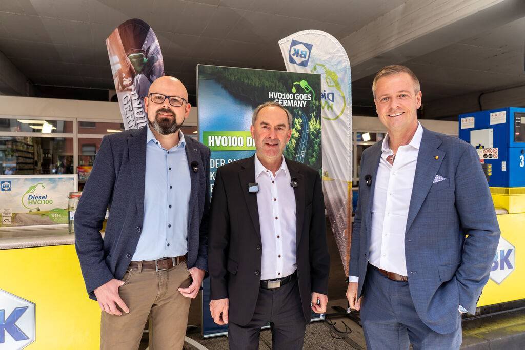 Bayerns Wirtschaftsminister Hubert Aiwanger (Mitte) mit Philipp Arner, Vorstand BK Benzin-Kontor AG, und Dr. Michael Haberland, Präsident von Mobil in Deutschland e.V. 
Foto: StMWi.