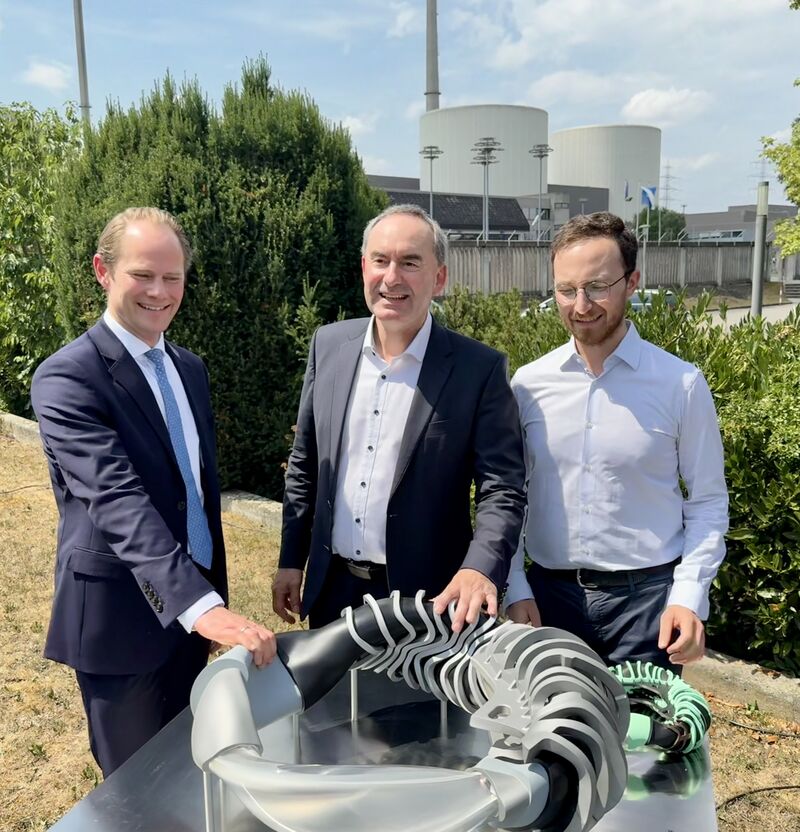 Bayerns Wirtschafts- und Energieminister Hubert Aiwanger unterstützt die Pläne, den Kraftwerksstandort Gundremmingen zu einem Zentrum für moderne Energieerzeugung und Fusionsenergie auszubauen. Steffen Kanitz, CTO RWE Power AG, und Dr. Francesco Sciortino, CEO von Proxima Fusion, informierten den Staatsminister. Foto: StMWi