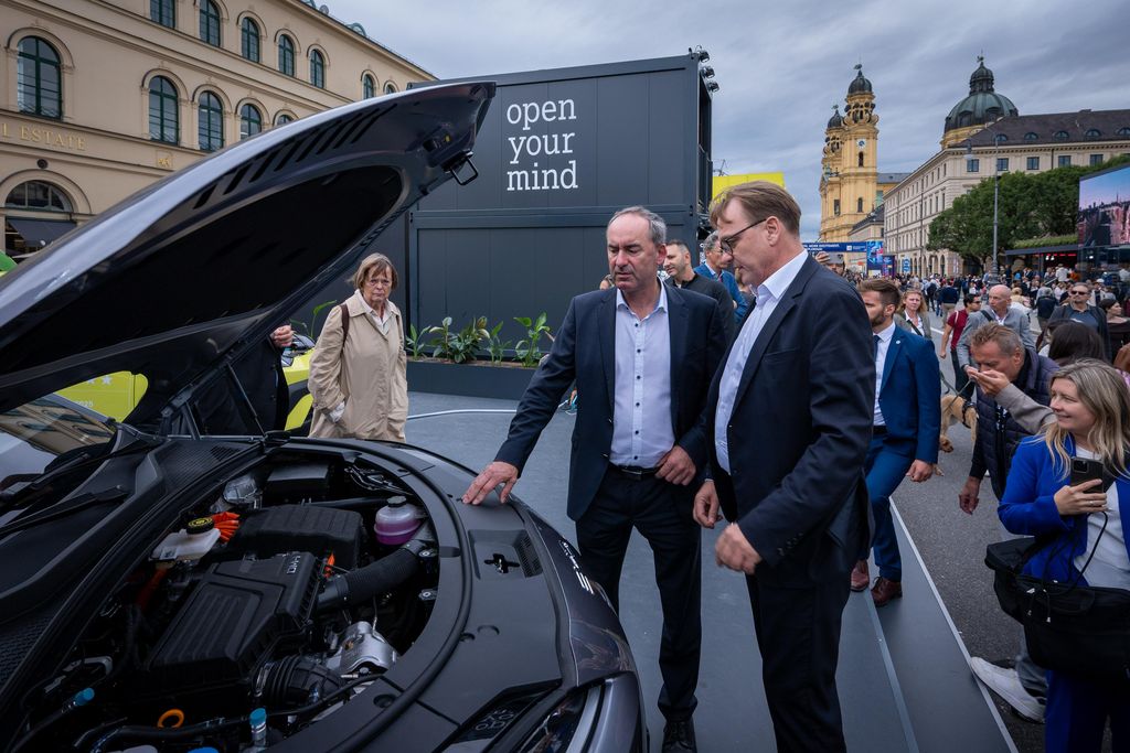 Bayerns Wirtschaftsminister Hubert Aiwanger besucht den IAA Open Space in München.
