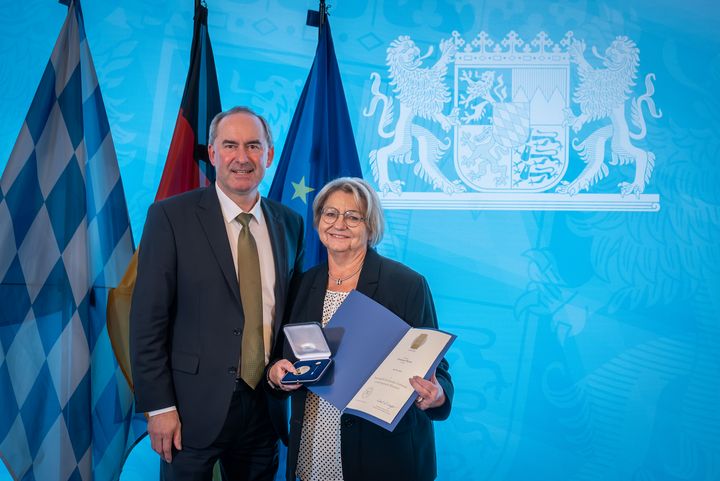Bayerns Wirtschaftsminister Hubert Aiwanger verleiht die Staatsmedaille für besondere Verdienste um die bayerische Wirtschaft.