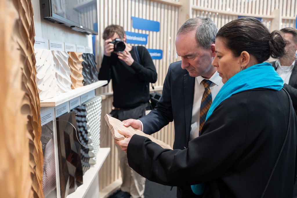 Bayerns Wirtschaftsminister Hubert Aiwanger auf der IHM am Stand von bayern design (Foto: StMWi/B. Brummer)