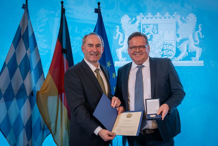 Bayerns Wirtschaftsminister Hubert Aiwanger verleiht die Staatsmedaille für besondere Verdienste um die bayerische Wirtschaft.