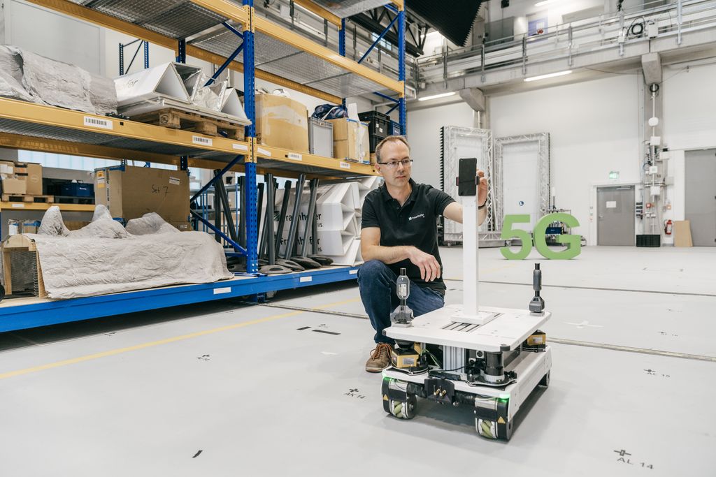 Wo befindet sich das Handy? Jochen Seitz kann über das 5G-Netz Objekte lokalisieren – etwa dieses Handy. Zum Testen fährt es auf dem Roboter durch die Halle.